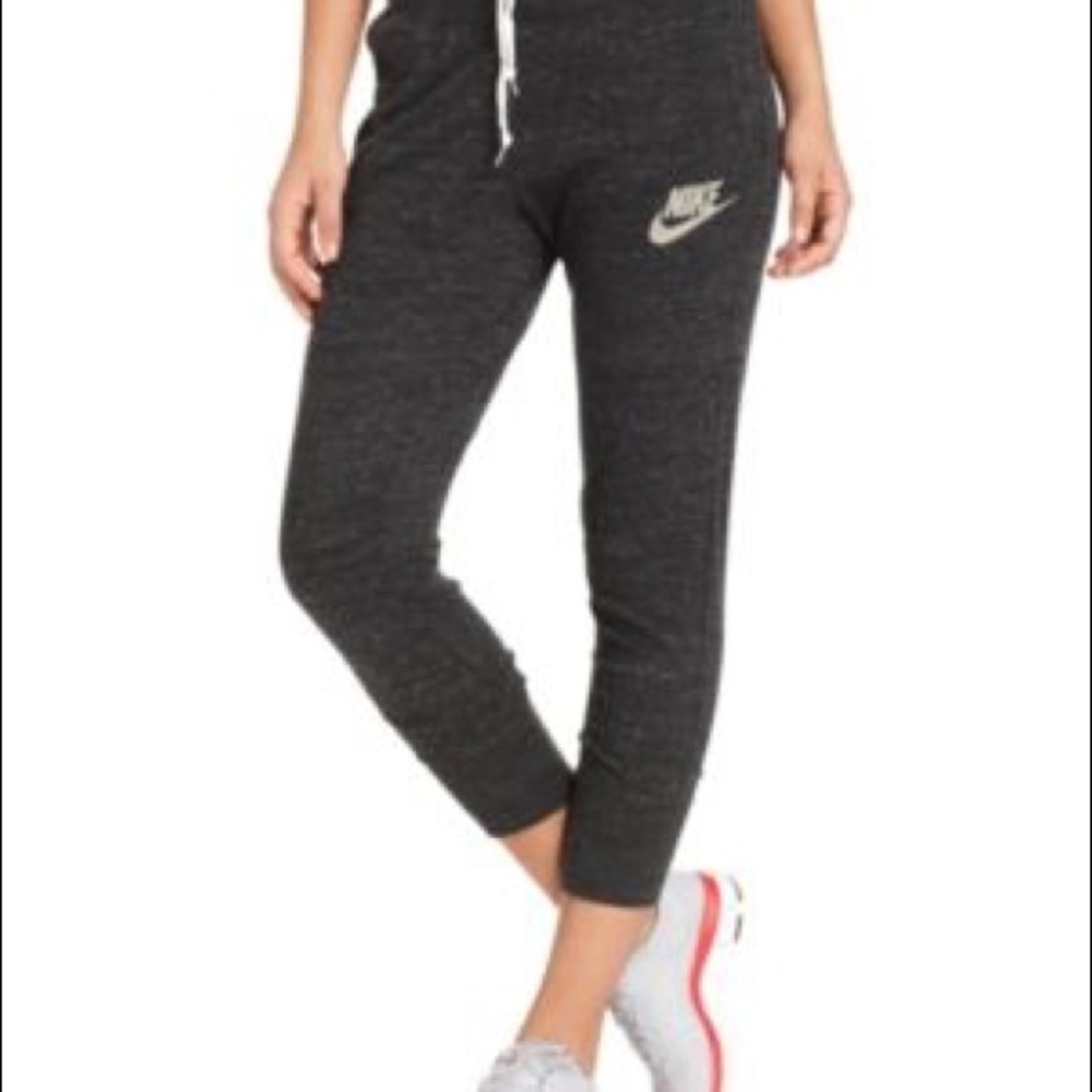 Cropped Nike Joggers/Sweatpants